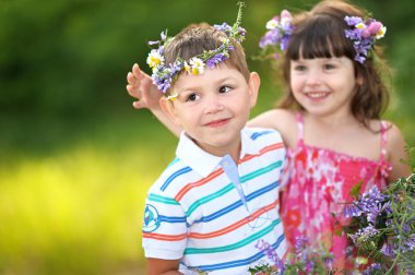 bir oğlan ve kız yaz aylarında portre