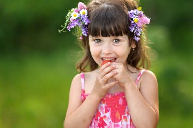 Yazın açık havada küçük bir kızın portresi.
