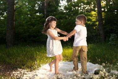 bir oğlan ve kız yaz aylarında portre