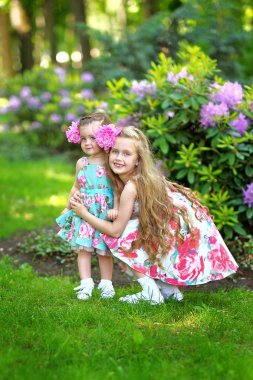 Bahar bir parkta iki kız portresi