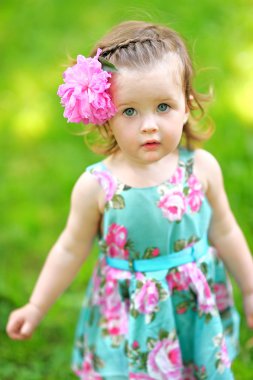 Güzel küçük bir kızın portresi.