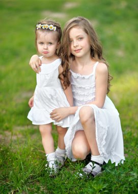 iki kız olarak ormanda kız portre