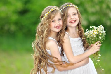 iki kız olarak ormanda kız portre