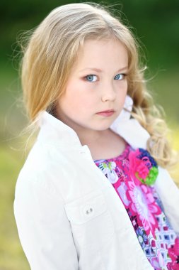 güzel bir moda portre küçük kız