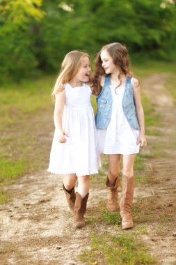 iki kız olarak ormanda kız portre