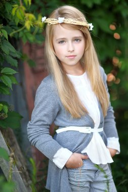 Yazın açık havada küçük bir kızın portresi.