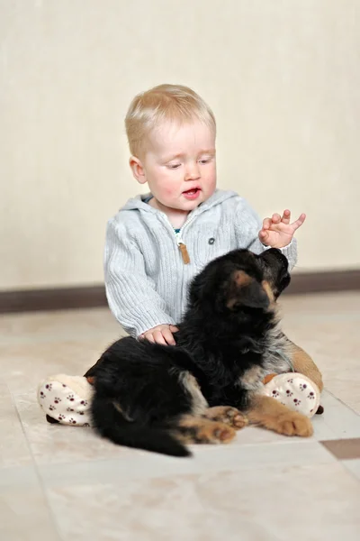 Retrato de un niño pequeño con un cachorro — Foto de Stock