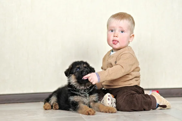一个小男孩与一只小狗的肖像 — 图库照片
