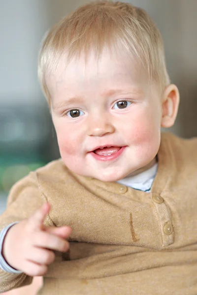 Portret małego chłopca w sweter w domu — Zdjęcie stockowe