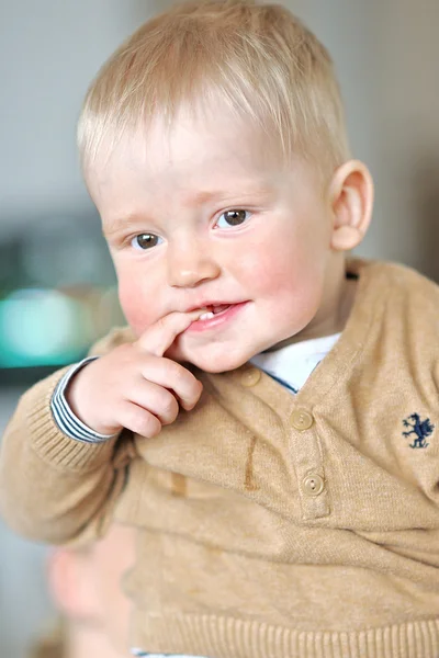 Retrato de un niño pequeño en un suéter en casa — Foto de Stock