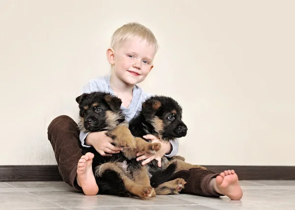 Retrato de un niño pequeño con un cachorro — Foto de Stock