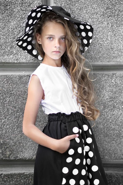 Yazın açık havada küçük bir kızın portresi.