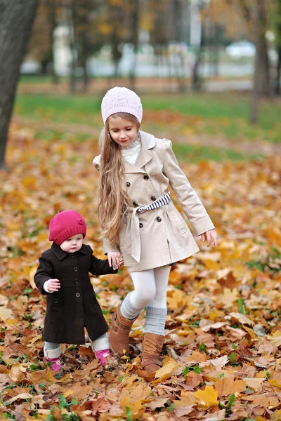 Retrato de dos hermanas en un parque en otoño — Foto de Stock