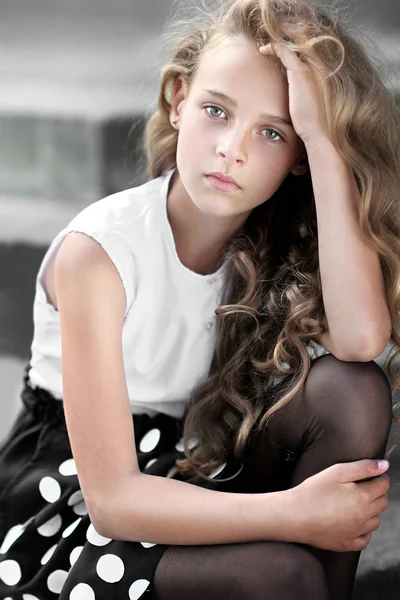 Portrait of little girl outdoors in summer — Stock Photo, Image