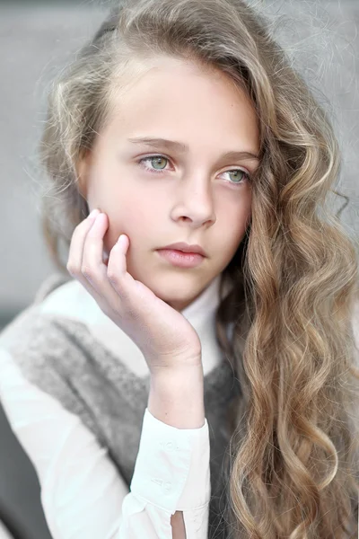 Portrait de petite fille en plein air en été — Photo