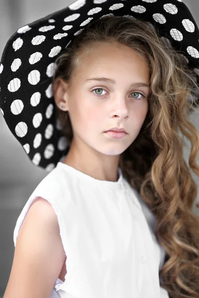 Portrait de petite fille en plein air en été — Photo