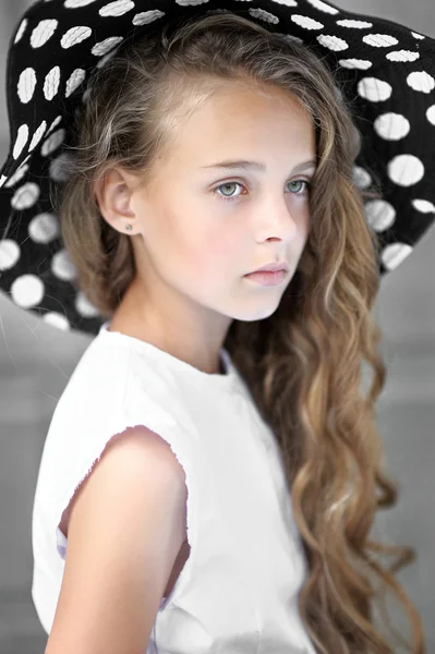 Portrait de petite fille en plein air en été — Photo