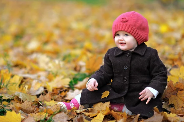 Porträtt av en liten flicka i en park i höst — Stockfoto