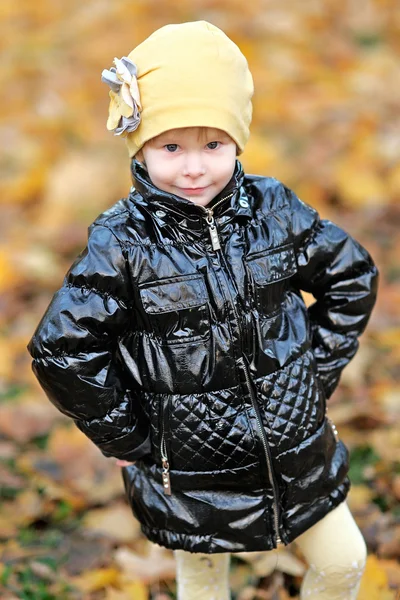 Ritratto di una bambina in un parco in autunno — Foto Stock