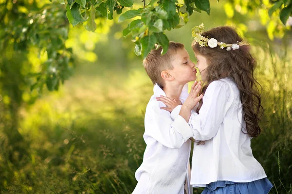 Retrato de un niño y una niña en verano — Foto de Stock