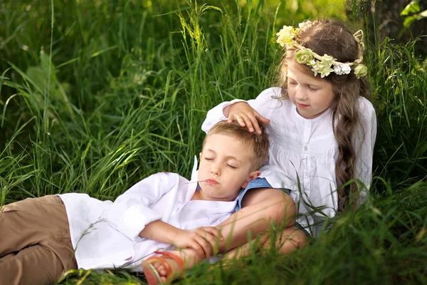 Retrato de un niño y una niña en verano — Foto de Stock