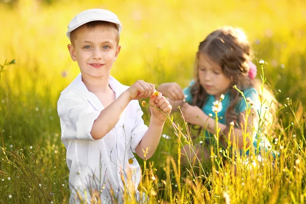 Portrait of a boy and girl in summer — Stock Photo, Image