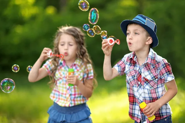 Retrato de um menino e menina no verão — Fotografia de Stock