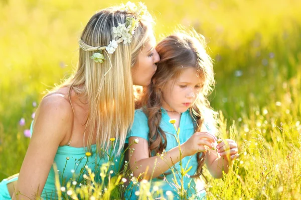 Anne ve kızı doğa portresi