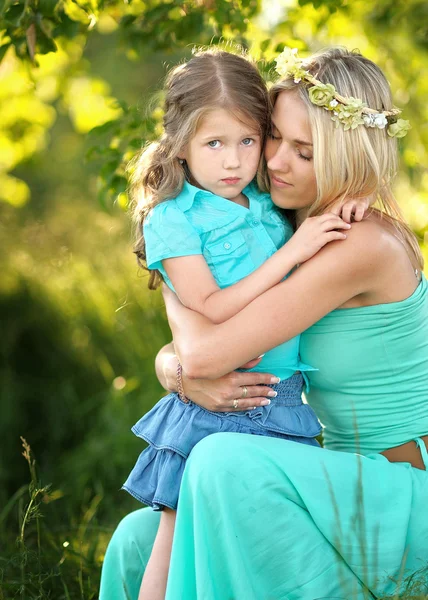 Portrait of mother and daughter in nature — Stock Photo, Image