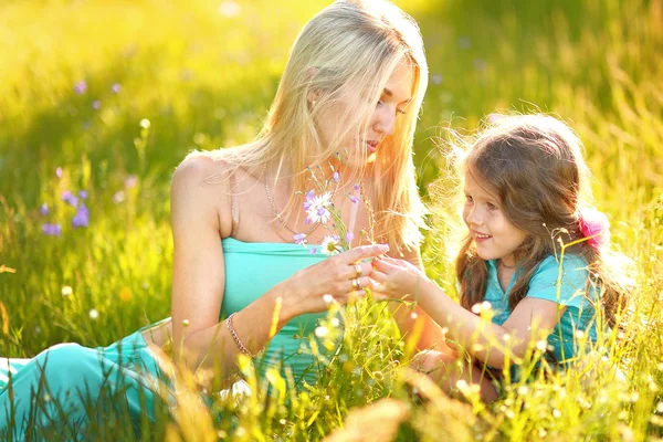 Retrato de mãe e filha na natureza — Fotografia de Stock