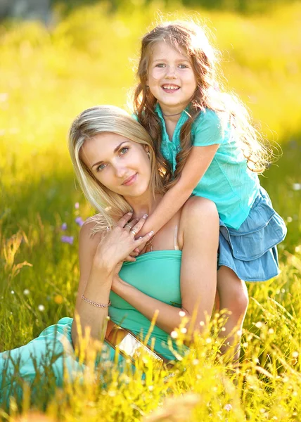 Anne ve kızı doğa portresi