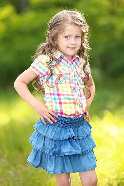 Portrait de petite fille en plein air en été — Photo