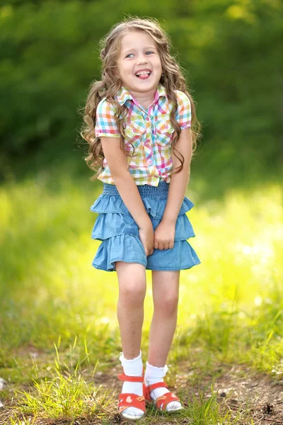 Portret van klein meisje buiten in de zomer — Stockfoto