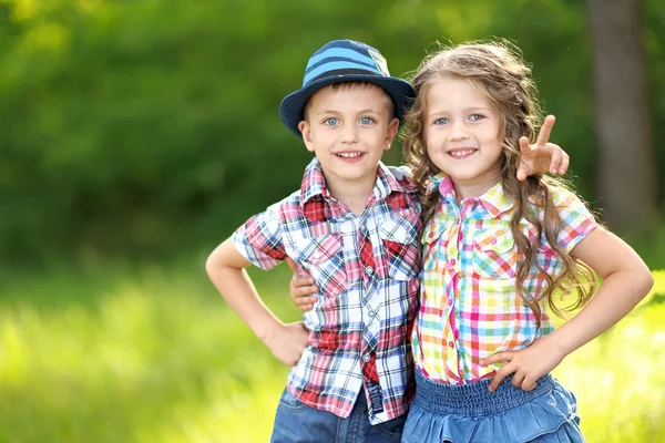 bir oğlan ve kız yaz aylarında portre