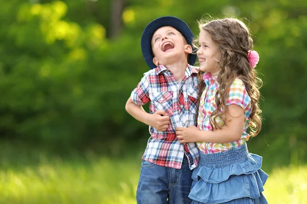 bir oğlan ve kız yaz aylarında portre