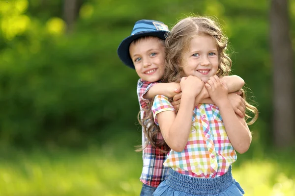 Porträtt av en pojke och flicka i sommar — Stockfoto