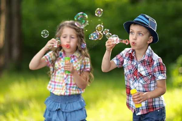 Retrato de um menino e menina no verão — Fotografia de Stock