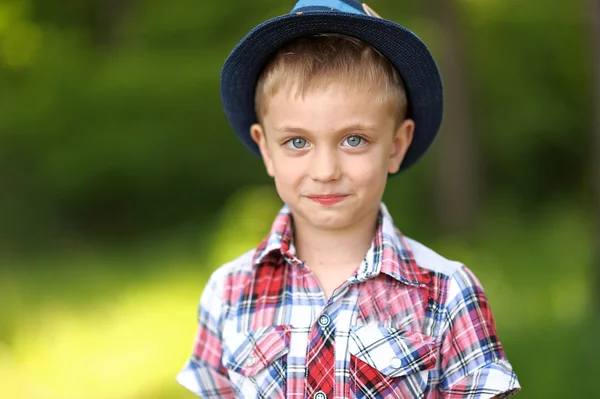 Porträt eines Jungen im Urlaub im Sommerlager — Stockfoto