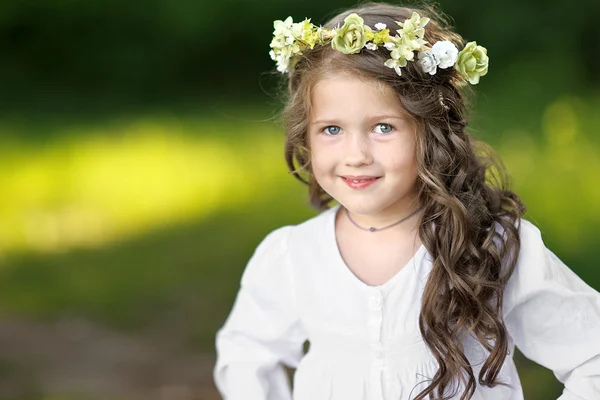 Ritratto di bambina all'aperto in estate — Foto Stock