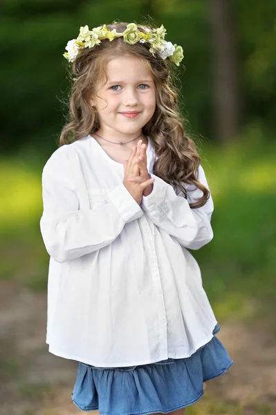 Portrait of little girl outdoors in summer — Stock Photo, Image