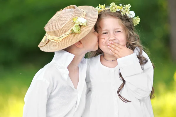 Retrato de um menino e menina no verão — Fotografia de Stock