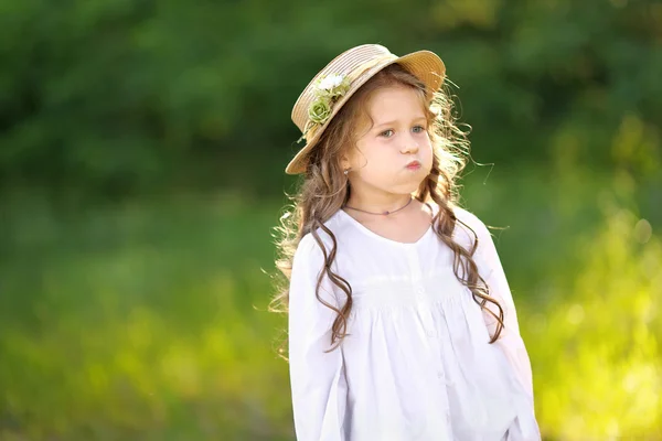 Ritratto di bambina all'aperto in estate — Foto Stock