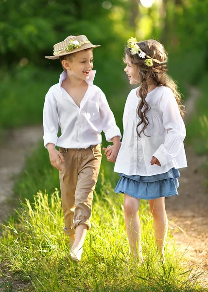 Retrato de um menino e menina no verão — Fotografia de Stock