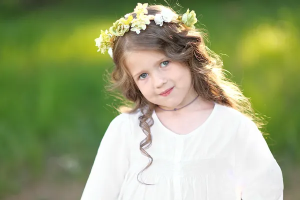 Retrato de niña al aire libre en verano — Foto de Stock