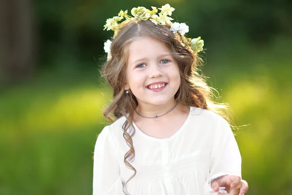 Portrait of little girl outdoors in summer — Stock Photo, Image