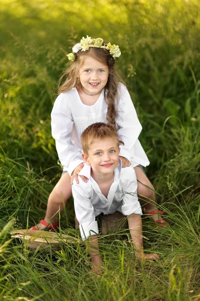 Portrét chlapce a dívky v létě — Stock fotografie