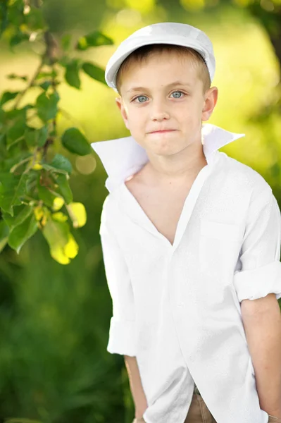 Porträt eines Jungen im Urlaub im Sommerlager — Stockfoto