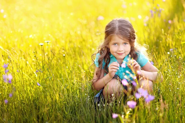 Ritratto di bambina all'aperto in estate — Foto Stock