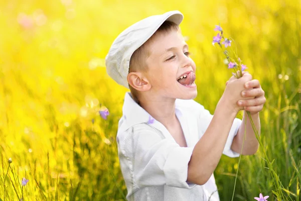 Porträt eines Jungen im Urlaub im Sommerlager — Stockfoto