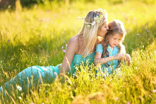 母亲和女儿在自然中的肖像 — 图库照片